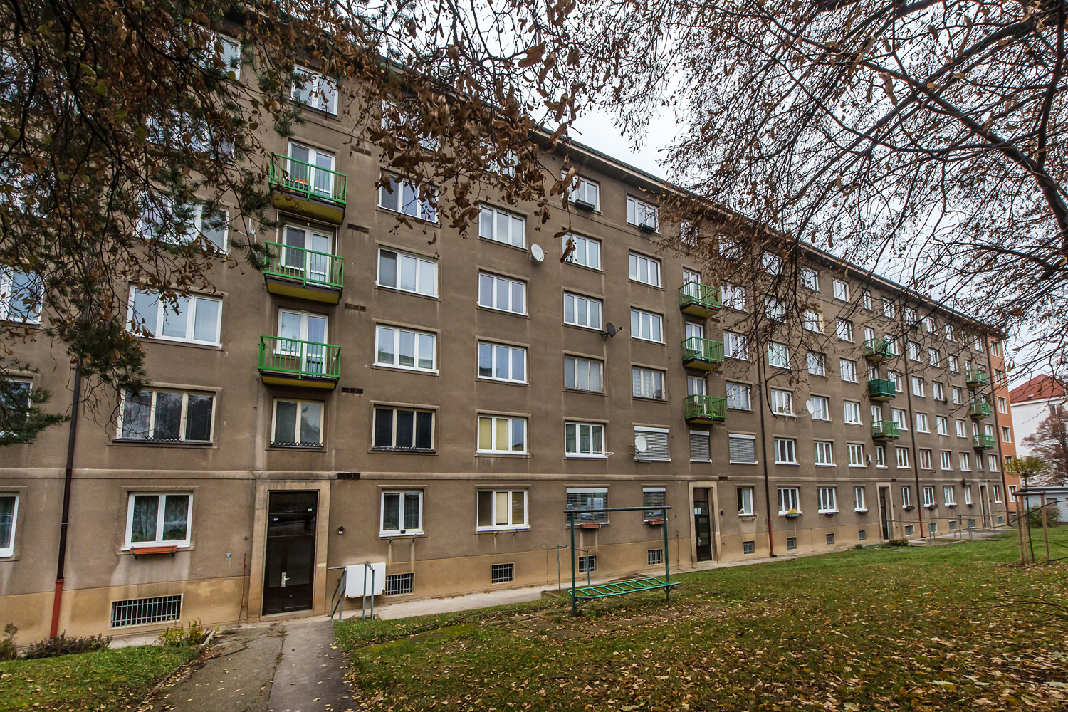 Prodej bytu 2+1, 52m², po částečné rekonstrukci. V ulici Jihlavská, blízko stanice metra „C“ Budějovická.