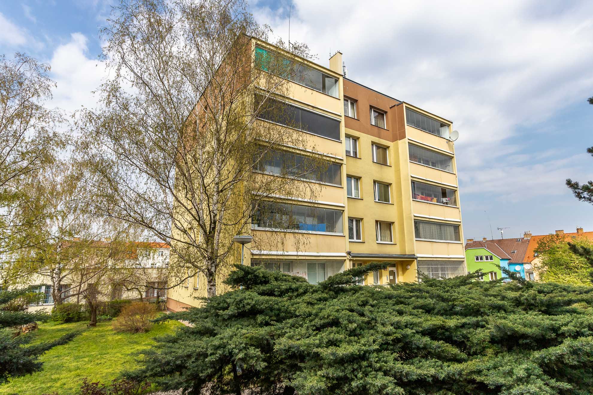 Prodej bytu 2+1, s lodžií, v menším bytovém domě v ulici Na Vinobraní, Praha 10 – Záběhlice