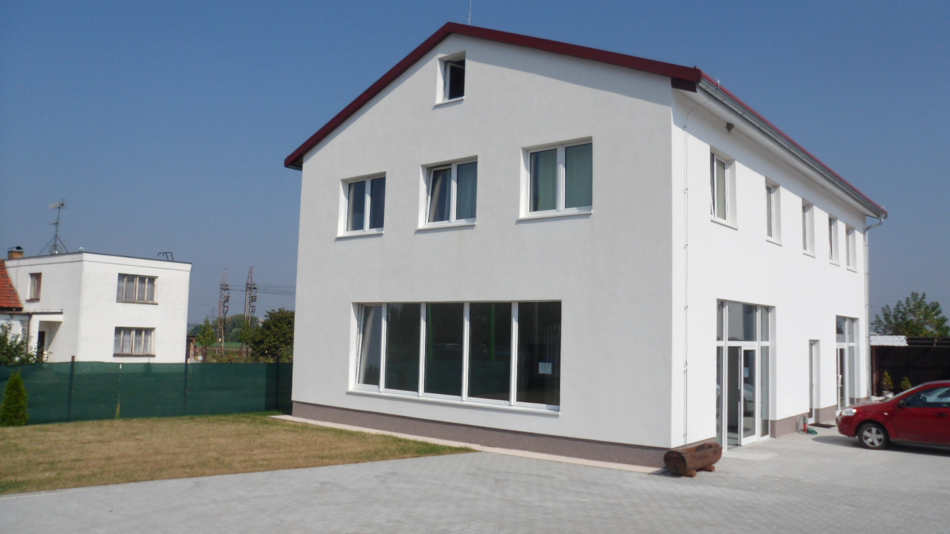 Pronájem nových komerčních prostor 68m², s parkovacími místy před prodejnou. V ulici Vídeňská ve Vestci u Prahy.