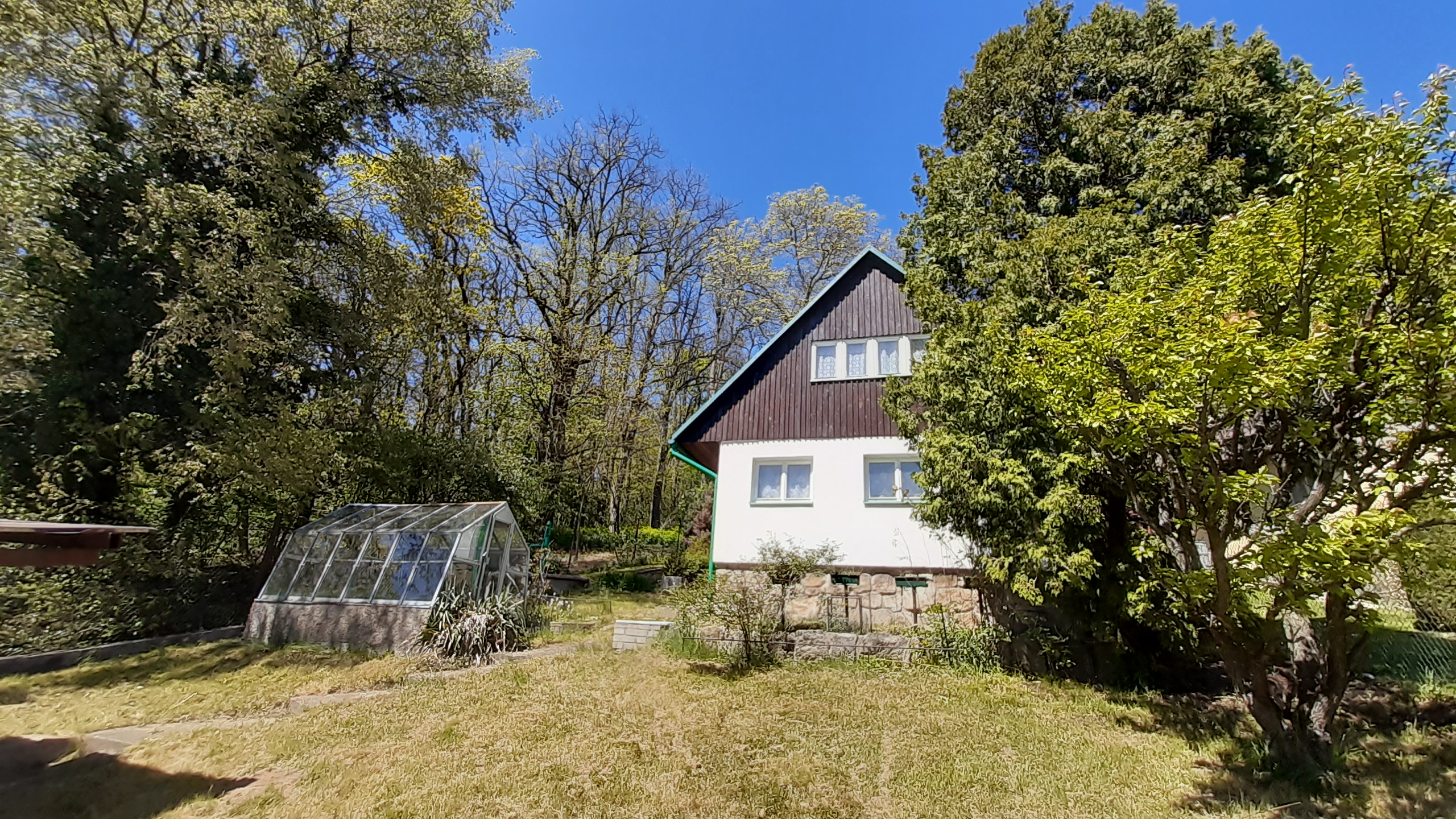Na prodej pěkná chata, 60m², pozemek 450m², v obci Struhařov blízko Benešova