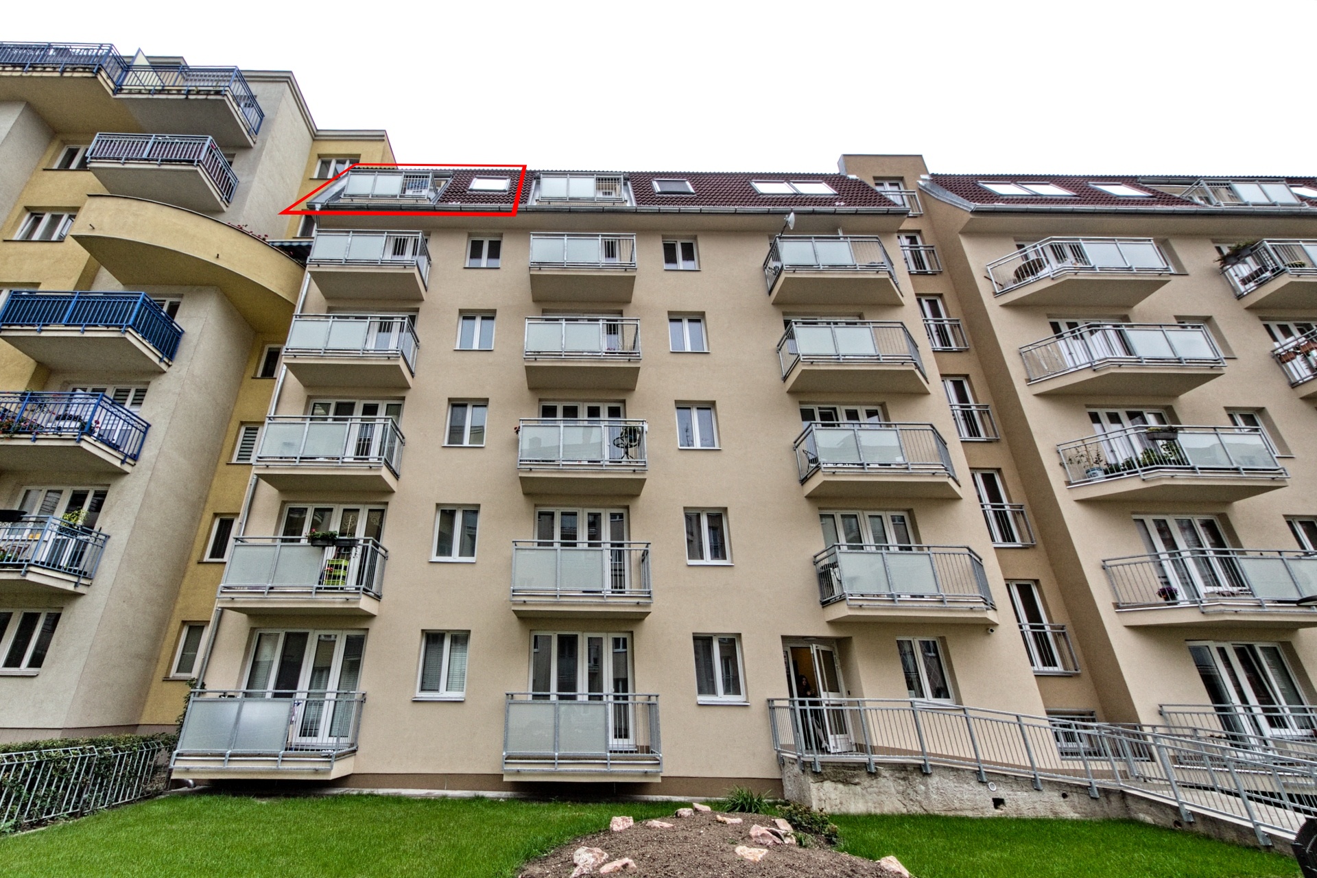 Na prodej pěkný byt 2kk, s balkónem, ulice Lipnická v Praze 9 Kyjích