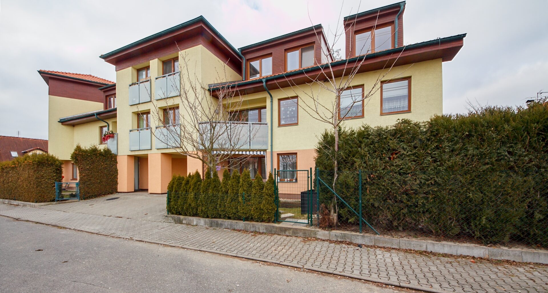 Na prodej pěkný byt 2kk, 47m², s předzahrádkou a parkovacím místem, Zvole u Prahy