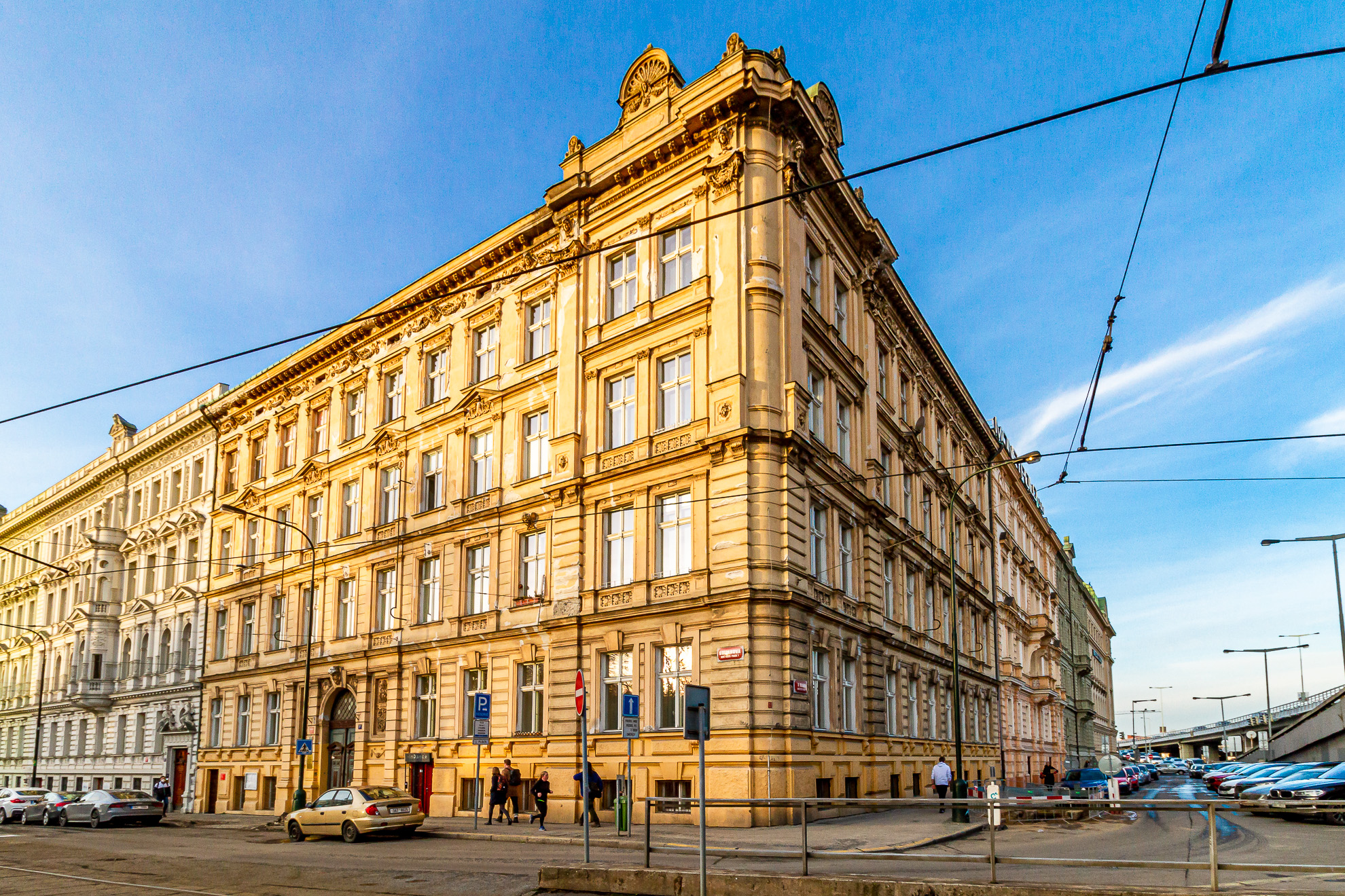 Atypický byt 129 m² po kompletní rekonstrukci, v ulici Bolzanova, Praha – 1