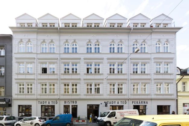 Na prodej krásný mezonetový byt 85 m² v klidném vnitrobloku, v ulici Na Bělidle, Praha – Smíchov