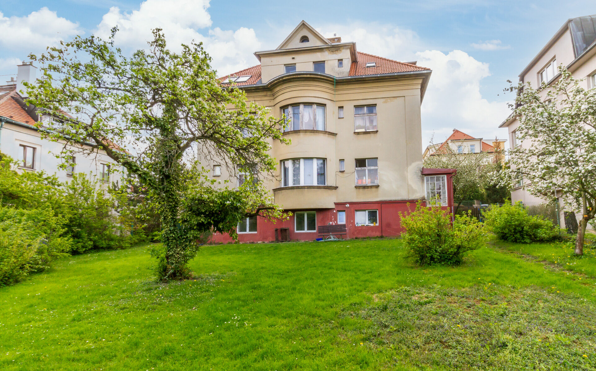 Byt 5+1, v prvorepublikové vile, v ulici U páté baterie, Praha – Střešovice
